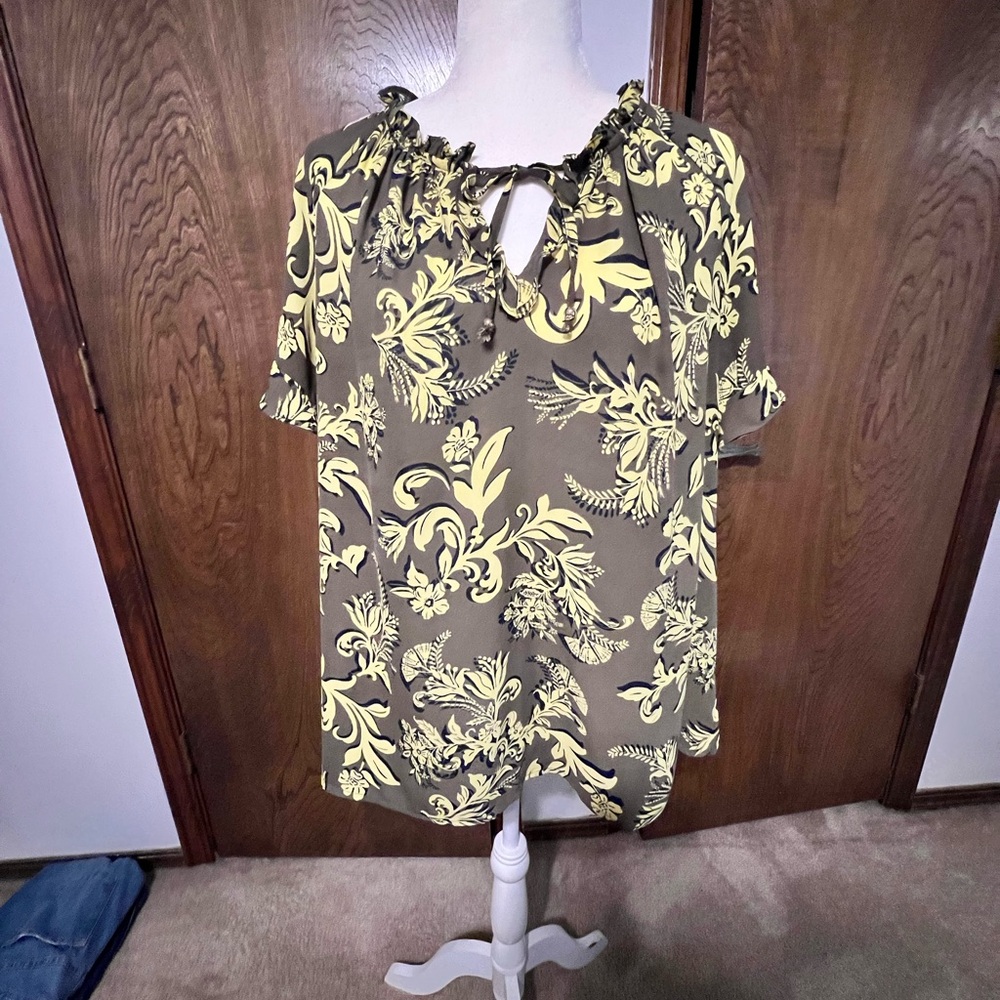 Liz Claiborne multicolored scoop neck short sleeve blouse with tie front